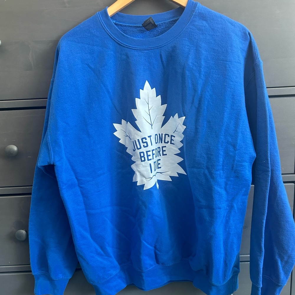 Gildan Blue Crewneck Men's Sweater with Leaf Graphic